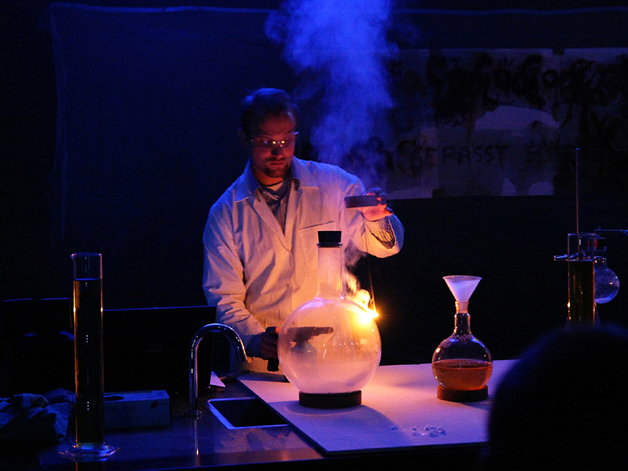 Chemie-Experimentalvorlesung von Prof. J. Plank – Bild: Tobias Kornprobst / TUM Chemie-Experimentalvorlesung von Prof. J. Plank – Bild: Tobias Kornprobst / TUM