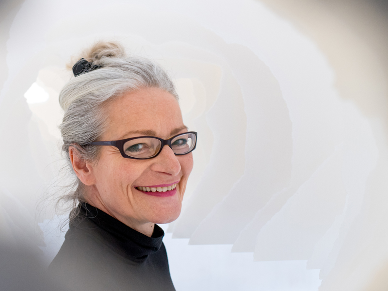 Professorin Tina Haase in einer Papier-Arbeit von Kim Alena Neubüser. (Bild: Astrid Eckert / TUM)