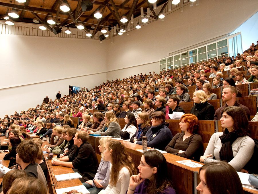 Voller Hörsaal mit Studierenden Voller Hörsaal mit Studierenden