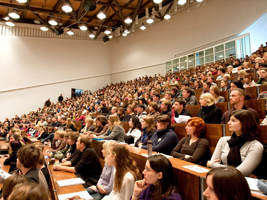 Voller Hörsaal mit Studierenden