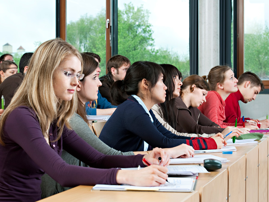 Einfach mal eine Vorlesung besuchen - das ist eine Möglichkeit, sich die Studiumswahl zu erleichtern. Die TUM bietet mit Schülertagen, Mentorings und Ferienprogrammen viele weitere (Foto: U. Benz / TUM).