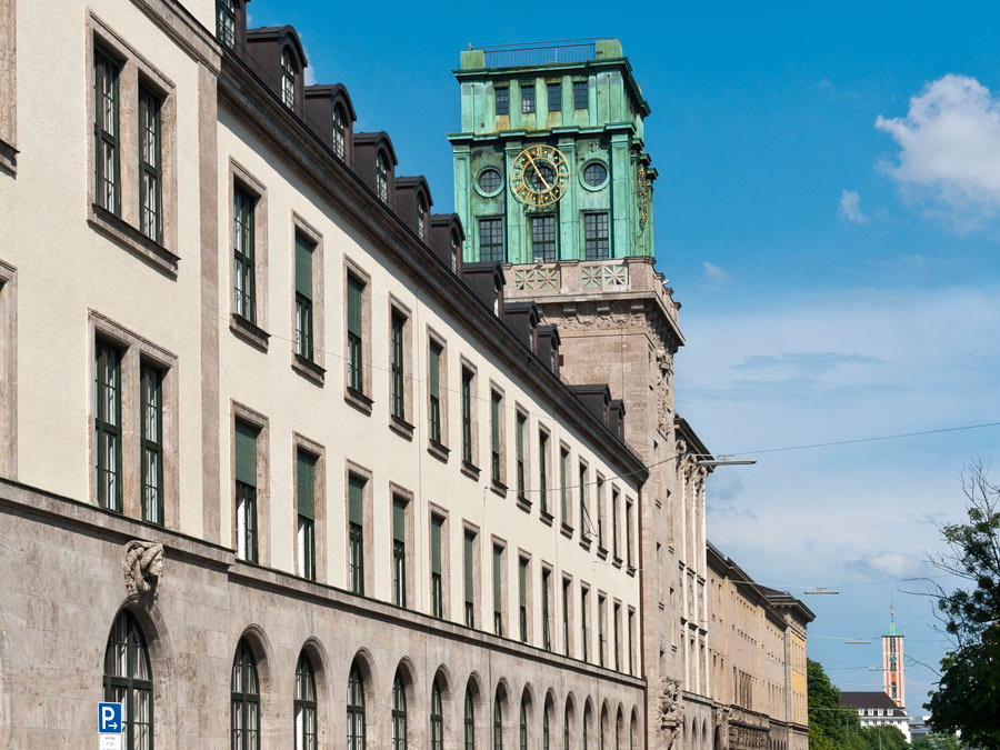 Das Hauptgebäude mit Glockenturm am Münchner Stammgelände