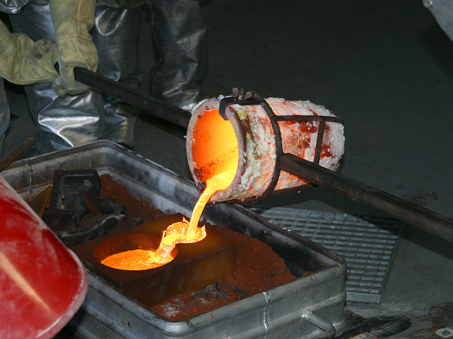 Metallguss am Lehrstuhl für Umformtechnik und Gießereiwesen. (Bild: utg / TUM) Metallguss am Lehrstuhl für Umformtechnik und Gießereiwesen. (Bild: utg / TUM)