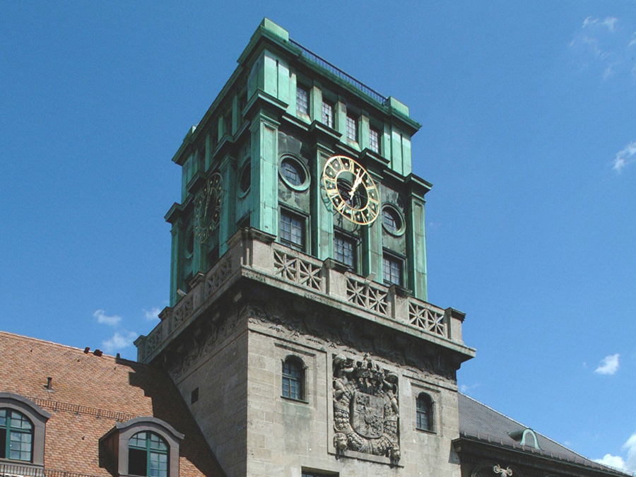 Die TU München, hier ihr Wahrzeichen der Uhrturm am Thierschbau, hat neue hochkarätige Persönlichkeiten in ihren Hochschulrat gewählt. (Foto: A. Scharger / TUM)