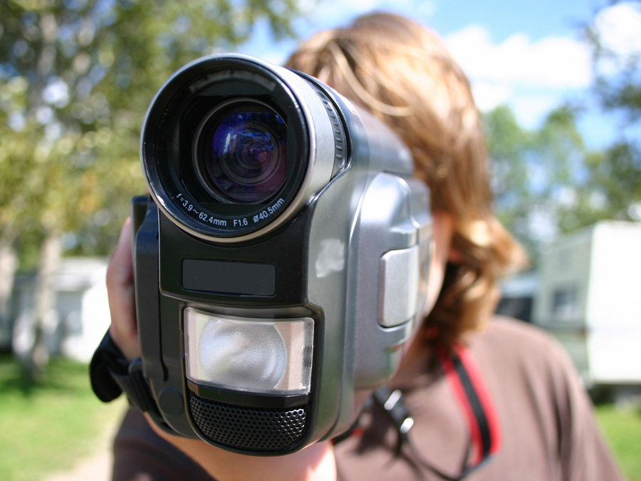 Teenager mit Videokamera Teenager mit Videokamera