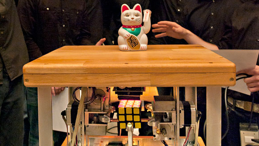 Der Vorjahressieger: Roboter Maggie T. gewann den Speedcube-Wettbewerb
