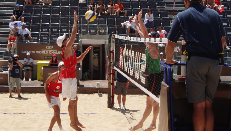 Situation aus einem Beachvolley-Ball-Match: Ein Spieler der polnischen Mannschaft (links) schlägt den Ball, kann das deutsche Team (rechts) abwehren?