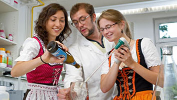 Jara Obermann, Martin Schappert und Maria Trumpfheller von iGEM - Foto: A. Eckert/TU München