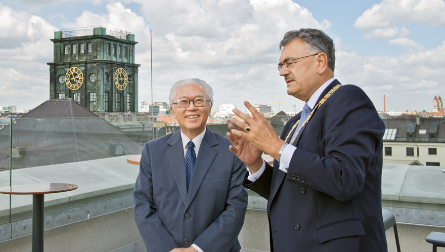 Dr. Tony Tan und Prof. A. Herrmann im Gespräch