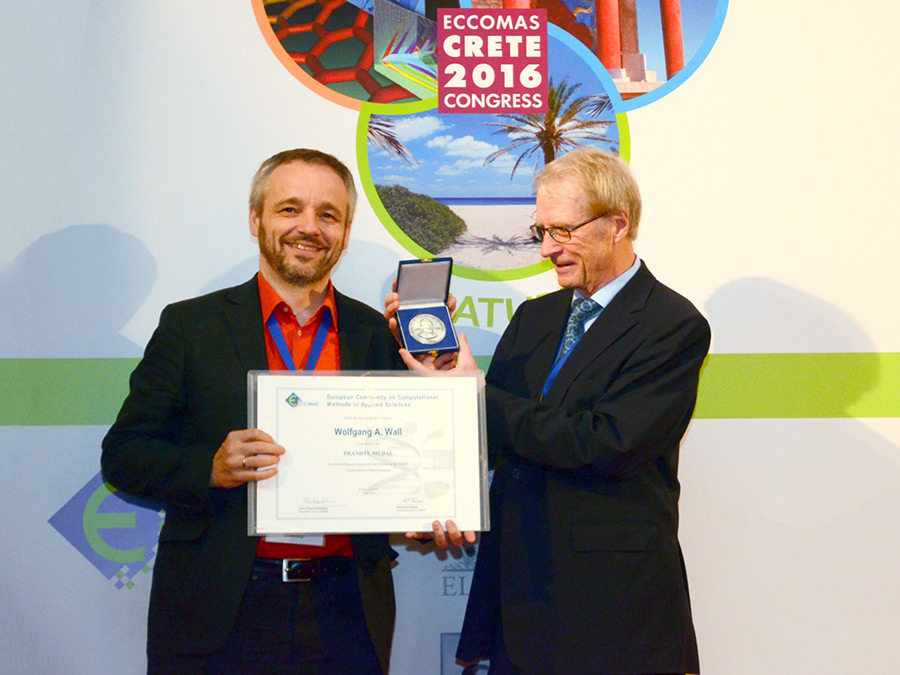 Prof. Wall receives the Prandtl Medal from ECCOMAS-President Ekkehard Ramm - Photo: ECCOMAS
