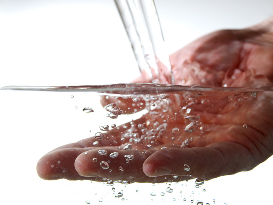 Wie gesund ist unser Leitungswasser? © LUCKAS - Fotolia.com Wie gesund ist unser Leitungswasser?