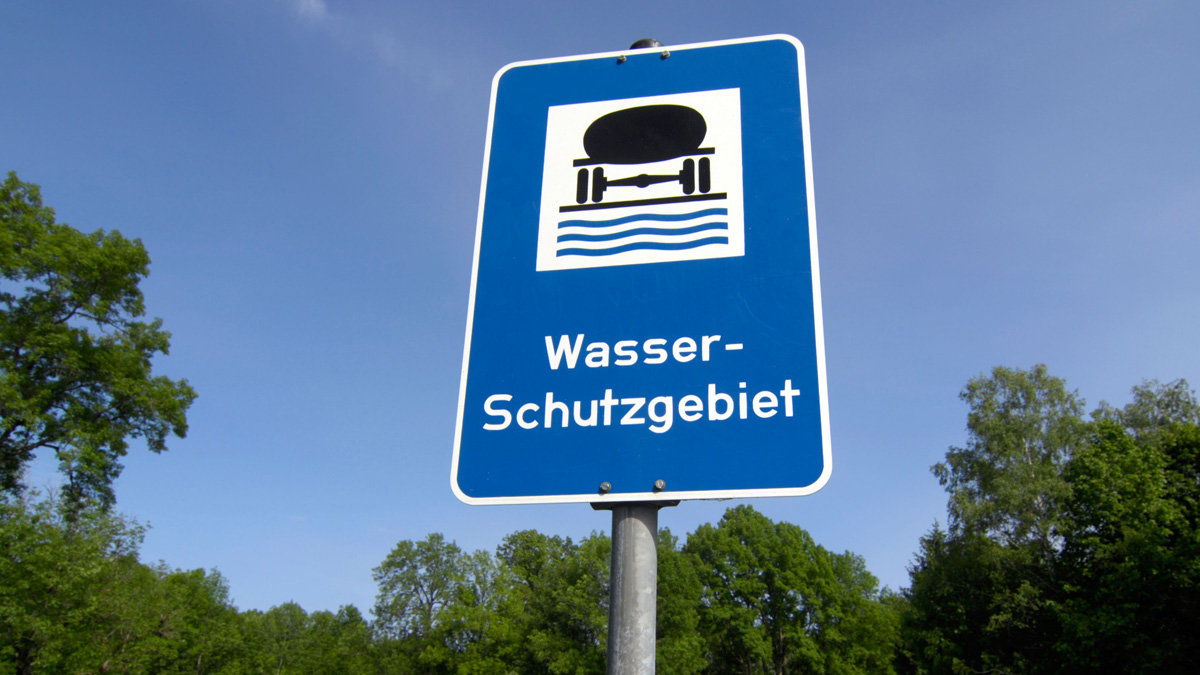 Hinweisschild "Wassschutzgebiet" im Mangfalltal