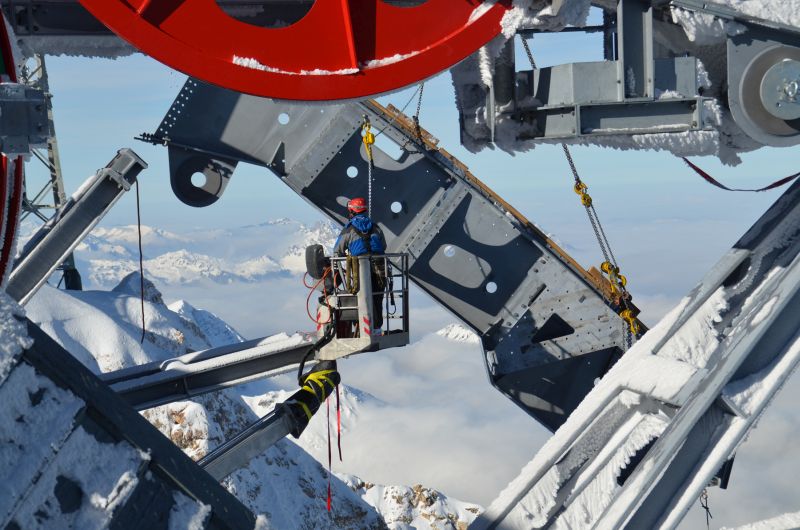 Die Bayerische Zugspitzbahn transportiert jährlich eine halbe Million Menschen auf die Zugspitze. Über die viereinhalb Kilometer lange Fahrt kreuzt sie nur eine Stütze, deshalb ist das freie Spannfeld mit 3.213 Metern das Längste der Welt.