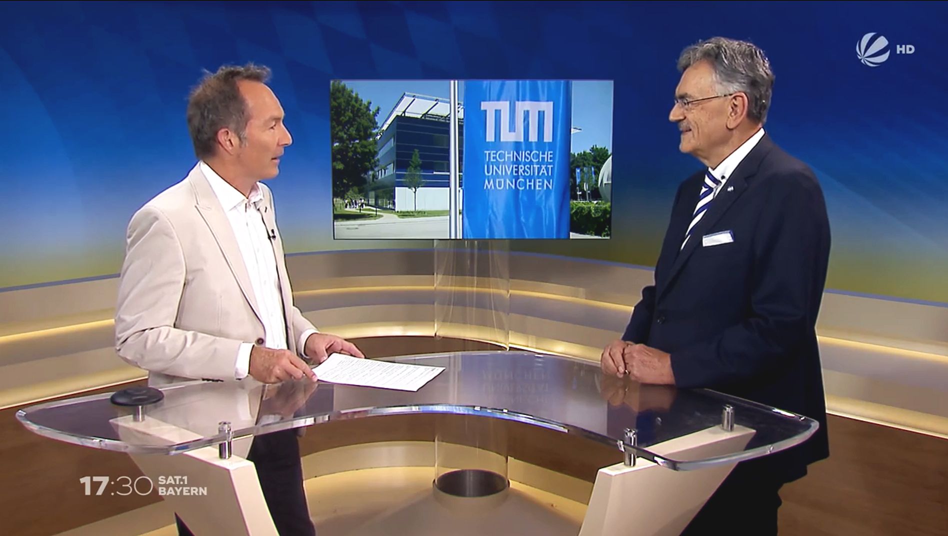 TUM-Präsident Prof. Wolfgang A. Herrmann im Studiogespräch mit Moderator Ralf Exel. (Bild: Sat.1)