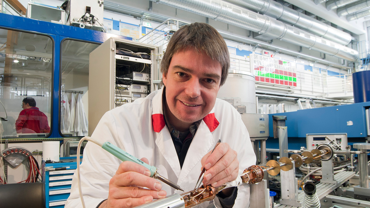 Prof. Dr. Pfleiderer bereitet eine Probe in der Forschungs-Neutronenquelle Heinz Maier-Leibnitz vor. (Photo: Wenzel Schuermann / TUM)