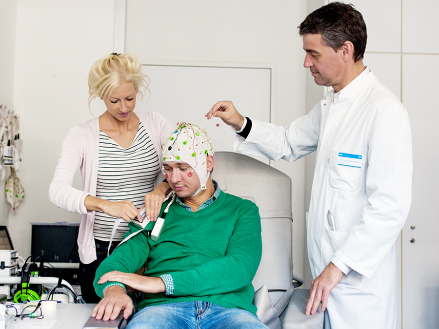 Markus Ploner (rechts) bereitet mit seiner Mitarbeiterin eine EEG-Aufnahme vor.