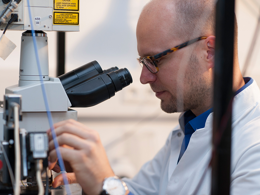 Marc Aurel Busche am Zwei-Photonen-Mikroskop, welches die direkte Beobachtung von Nervenzellen im intakten Gehirn mit hoher räumlicher und zeitlicher Auflösung ermöglicht. (Bild: K. Bauer / TUM)