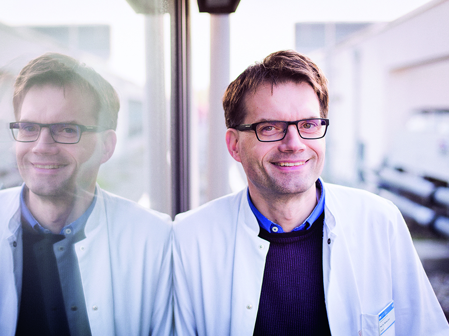 Prof. Thomas Korn investigates the role of B cells during Multiple Sclerosis. (Image: M. Jooss / TUM) Prof. Thomas Korn investigates the role of B cells during Multiple Sclerosis. (Image: M. Jooss / TUM)