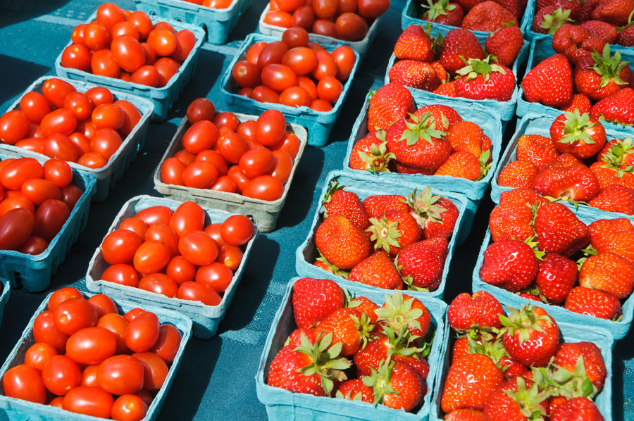 They are among the most commonly consumed fruits and vegetables: strawberries and tomatoes. Many people are allergic to them, especially if they are allergic to birch pollen. (Picture: K. Wiedemann/ iStockphoto)