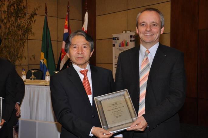 Der amtierende IACM-Präsident, Prof. Genki Yagawa überreicht den diesjährigen Computational Mechanics Award an Professor Wolfgang A. Wall Der amtierende IACM-Präsident, Prof. Genki Yagawa überreicht den diesjährigen Computational Mechanics Award an Professor Wolfgang A. Wall