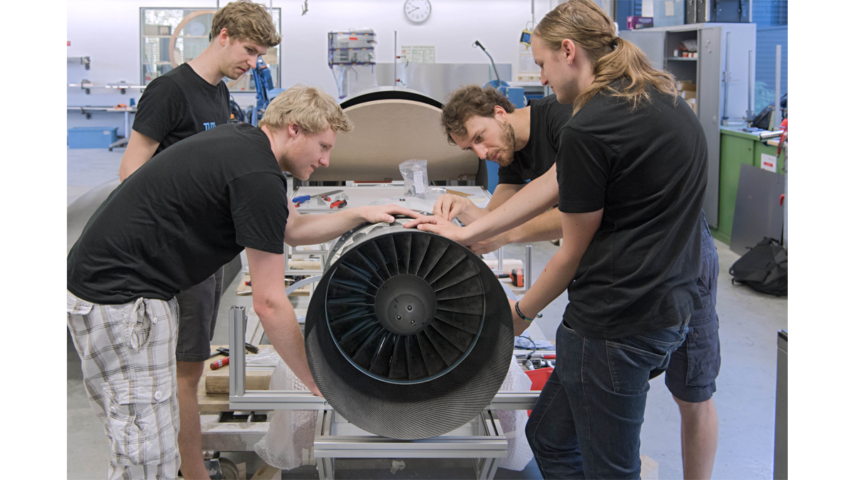Studenten der WARR-Intiative bauen den Kompressor in ihren Hyperloop-Prototyp ein.