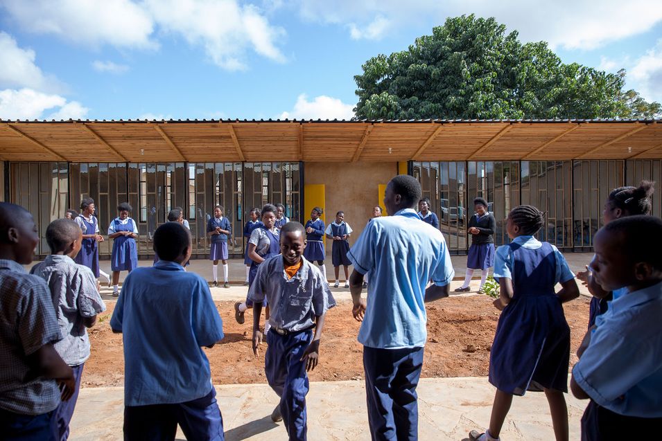 Im Programm TUM DesignBuild der Fakultät für Architektur planen Studierende Projekte im sozialen Kontext und setzen sie mit der Bevölkerung vor Ort um. Diese Modell-Schule in Sambia entstand in Zusammenarbeit des Lehrstuhls für Holzbau und Baukonstruktion, des Lehrstuhls für Entwerfen und Holzbau und der University of Zambia. (Bild: Matthias Kestel)