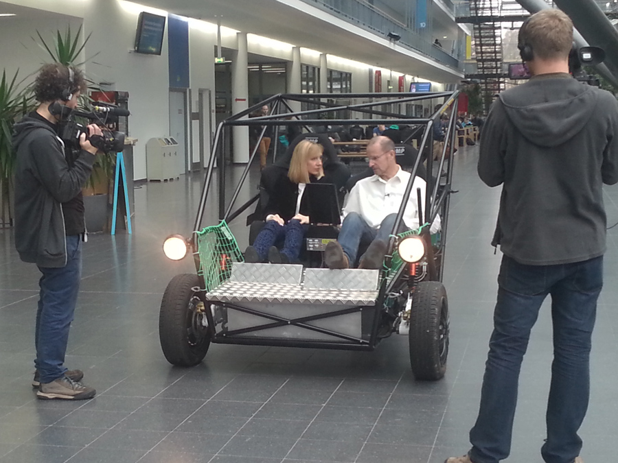 Behind the scenes: Horizons presenter Alex Forrest and Prof. Gernot Spiegelberg take a spin in the eSeater. (Picture: S. Reiffert / TUM)