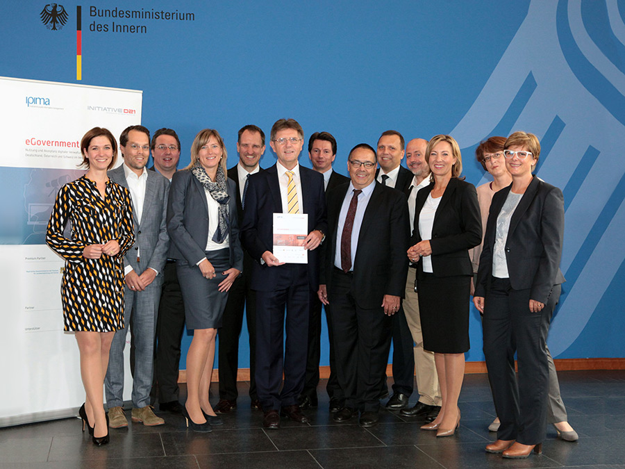 Presentation of the eGovernment MONITOR at the German Federal Ministry of the Interior (BMI) by Sts Klaus Vitt (center)