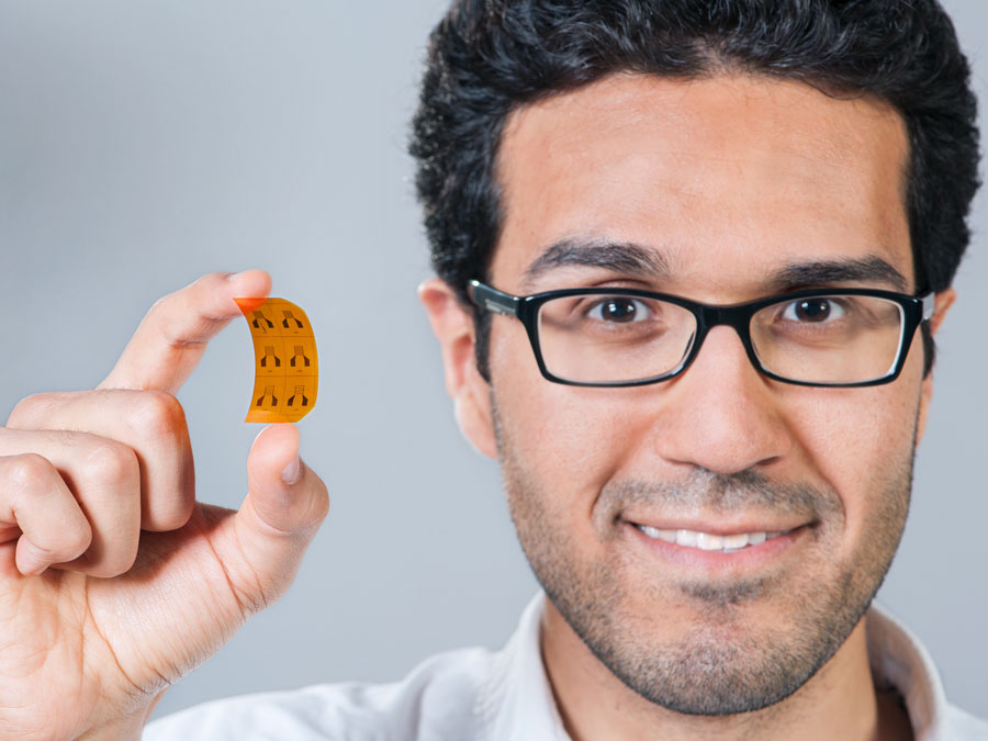 Dr. Alaa Abdellah, holding flexible gas sensors. (Photo: U. Benz/TUM)