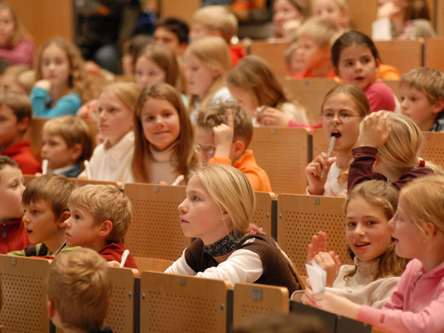 Es geht wieder los - mit vier Vorlesungen an der TU München startet die KinderUni in das Wintersemester 2015/16. (Foto: KinderUni München)