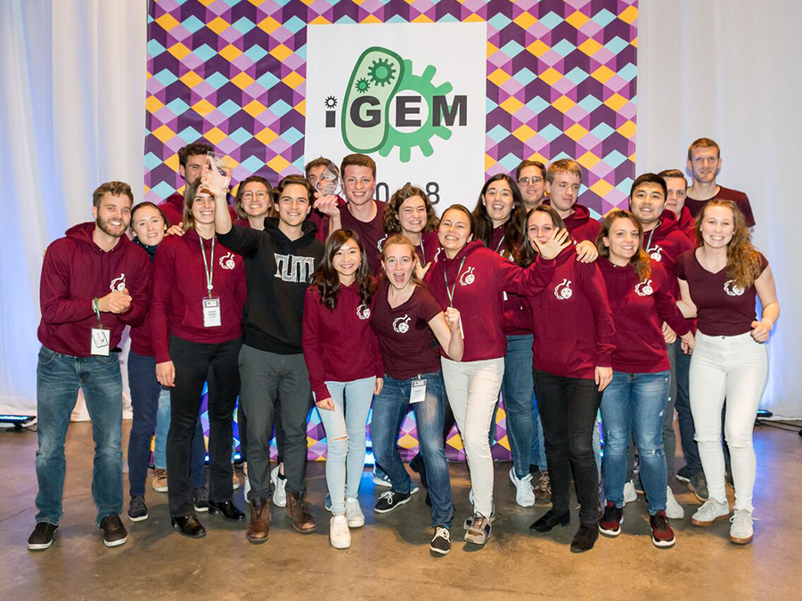 Das „Phactory“-Team bei der Preisverleihung in Boston. Für ihr neues Herstellungsverfahren für Bakterienphagen erhielten sie den zweiten Platz beim internationalen iGEM-Wettbewerb. (Bild: G. Westmeyer / TUM)