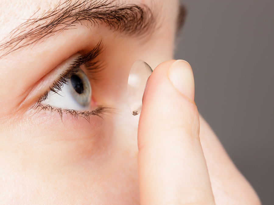 Hilfe für Kontaktlinsenträger mit trockenen Augen könnte eine Substanz aus dem Magen von Schweinen bringen, die auf die Linse aufgebracht wird. (Bild: istock / Koldunov)