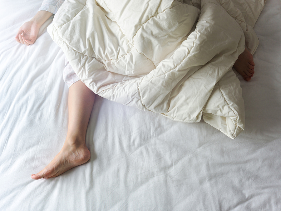 Patients with restless legs syndrome experience a strong urge to move at night and suffer from unpleasant sensations such as pain or tingling in the legs. (Image: burakkarademir / iStock)