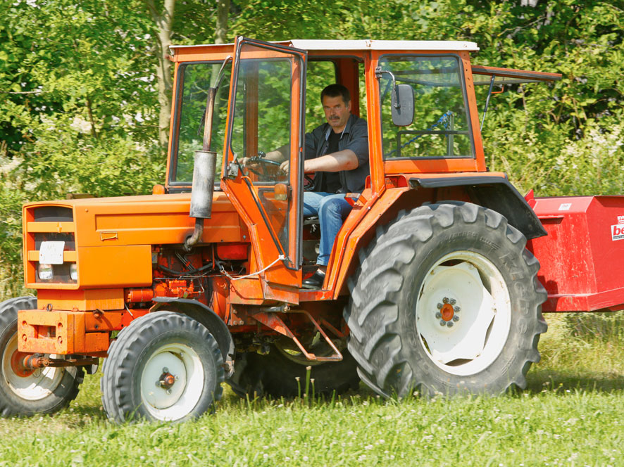 Der Unterallgäuer Landwirt Karl Merk fünf Jahre nach der weltweit ersten beidseitigen Armtransplantation. Seit diesem Sommer lenkt Karl Merk seinen Traktor ohne Hilfshandschuhe.