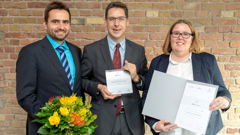 The members of the project group "MINT(um) Bachelor Plus" Florian Rattei, Dr. Thomas Maul and Claudia Meijering (from left to right) accept the award of the Stifterverband. (Image: Peter Himsel)