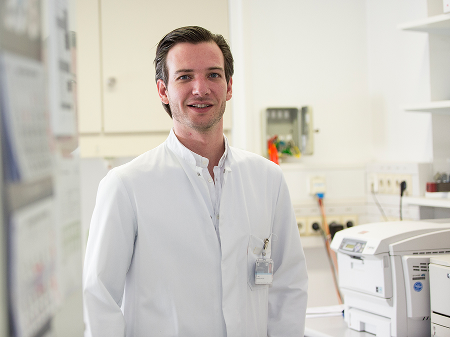 Dr. Maximilian Reichert investigates the formation of metastases of pancreatic cancer at the TUM university hospital rechts der Isar. (Image: S. Willax)