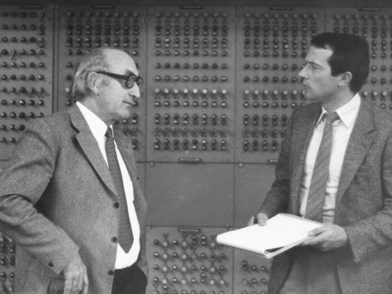 Friedrich L. Bauer (links) und Franz Schweiggert vor der Programmgesteuerten Elektronische Rechenanlage München, 1954.