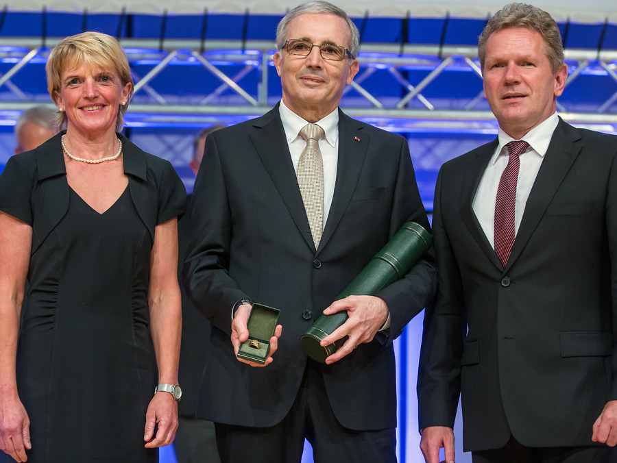 Der Preisträger Prof. Josef Nossek (Mitte) mit Dr. Beate Mand, Justiziarin des VDE Verband der Elektrotechnik Elektronik Informationstechnik e.V. (links) und Dr.-Ing. Joachim Schneider, VDE-Präsident und Mitglied des Vorstands der RWE Deutschland AG (rechts), bei der Verleihung des VDE-Ehrenrings. (Bild: VDE)