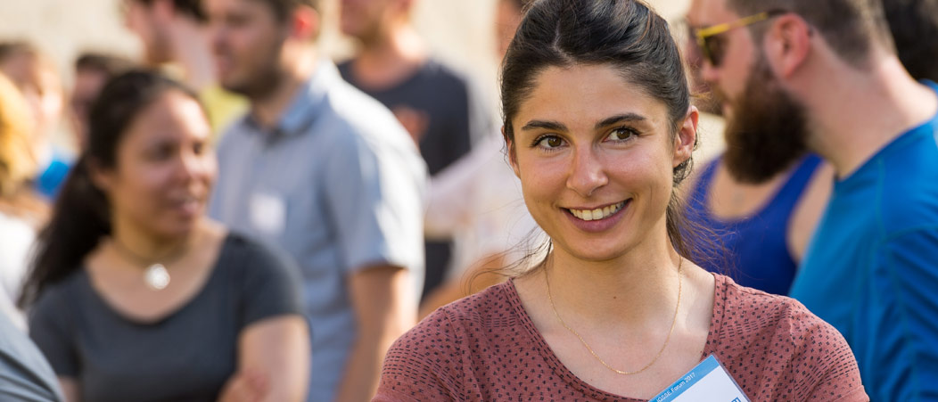 Promovierende bei der IGSEE-Konferenz Wissenschaftlerin blickt aus einer Gruppe heraus in die Kamera