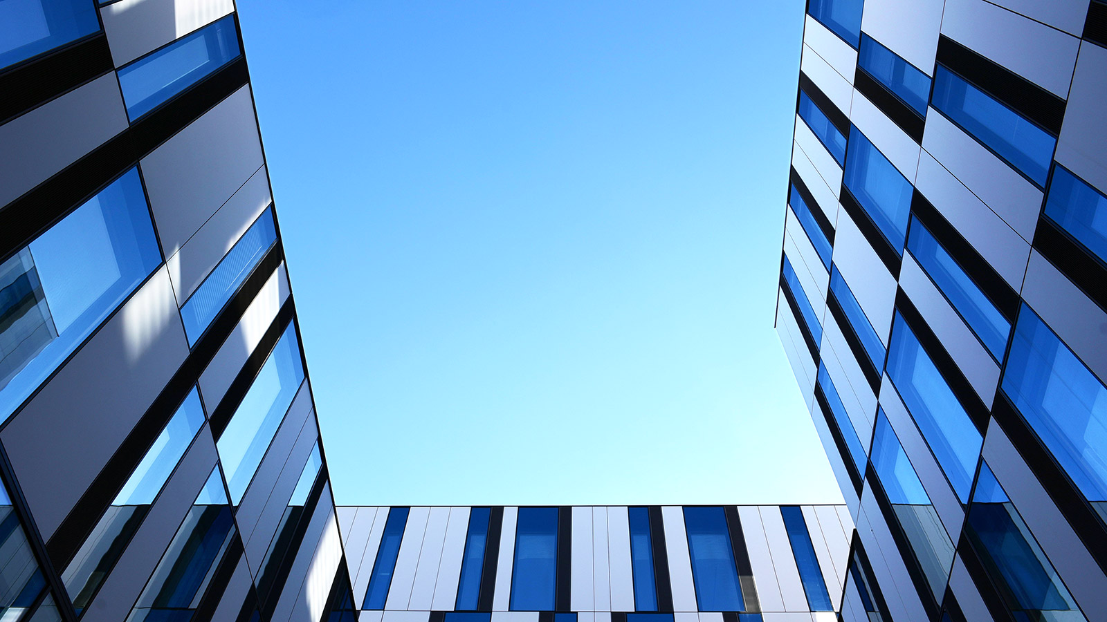 Windows and contrasting wall elements aerate the facade of the building.