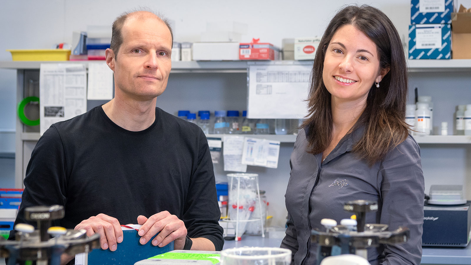 Prof. Ulrich Gerland und Mitautorin Elena Biselli im Labor.