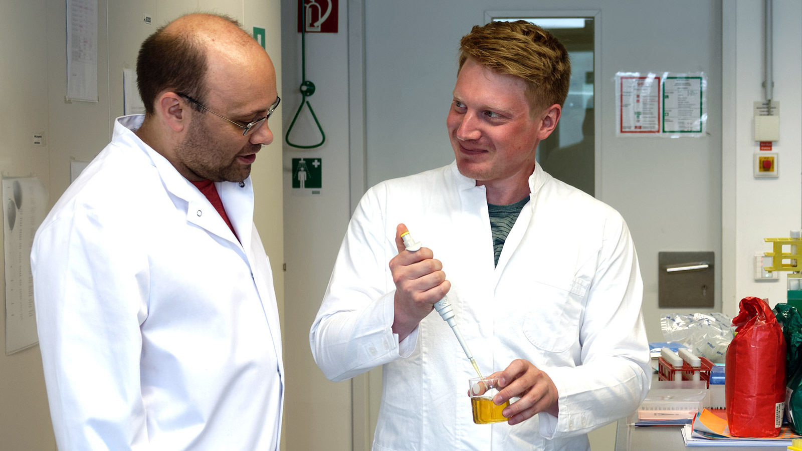 Andreas Dunkel und Christoph Hofstetter im Labor. 