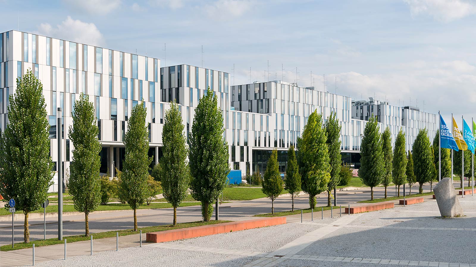 Die neue Mitte des Garchinger Forschungscampus: Das rund 200 Meter lange GALILEO erstreckt sich in Nord-Süd-Richtung parallel zum U-Bahnhof.