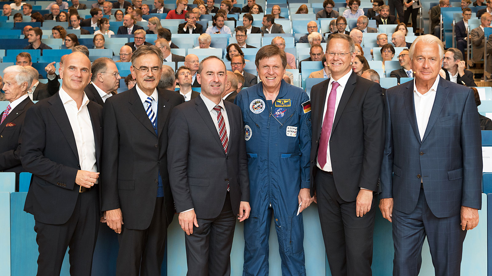 Eröffnungsfeier GALILEO (vlnr): Oliver Soini (Soini Asset), TUM-Präsident Wolfgang A. Herrmann, Wirtschaftsminister Hubert Aiwanger, Ulrich Walter (Professor für Raumfahrttechnik, Festvortrag), Christian Iwansky (Peter Moehrle Holding), Klaus Kluth (Bierwirth & Kluth) im neuen Audimax der TUM.