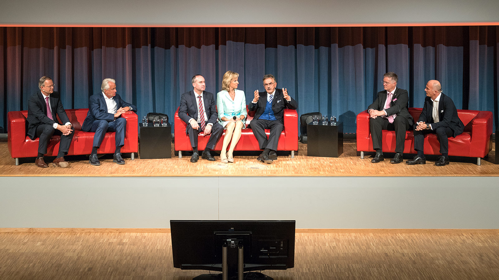 Panel discussion with guests of honor (fltr): Christian Iwansky (Peter Moehrle Holding), Klaus Kluth (Bierwirth & Kluth), Bavarian Minister for Economic Affairs Hubert Aiwanger, Anouschka Horn (BR, moderation), TUM-President Wolfgang A. Herrmann, Dietmar Gruchmann (First Mayor, City of Garching), Oliver Soini (Soini Asset).