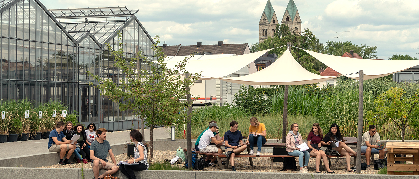 Studierende auf dem TUM Campus Straubing für Biotechnologie und Nachhaltigkeit.