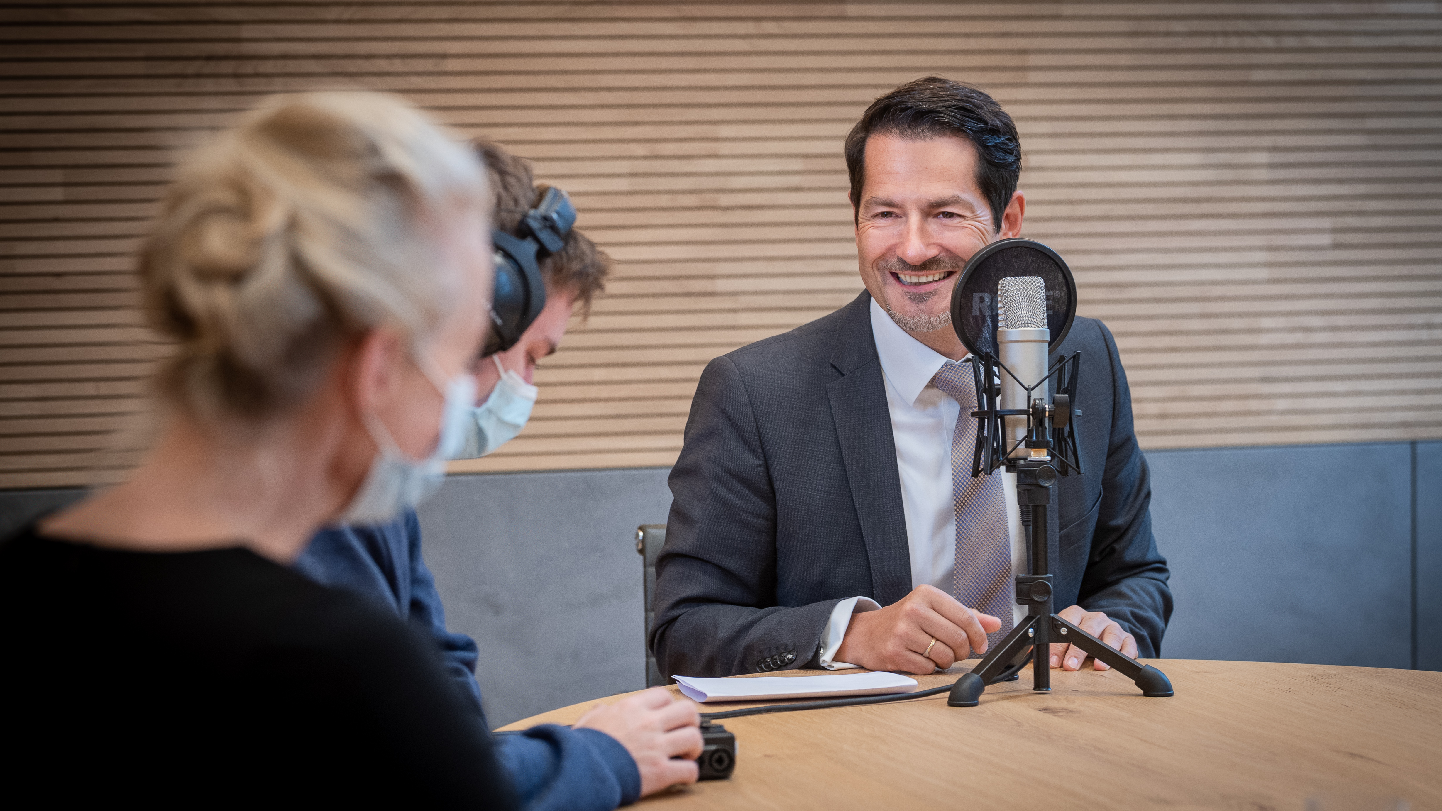 Präsident Thomas F. Hofmann während der Aufnahmen zur neuen Podcast-Reihe „We are TUM” - Bild: Andreas Heddergott