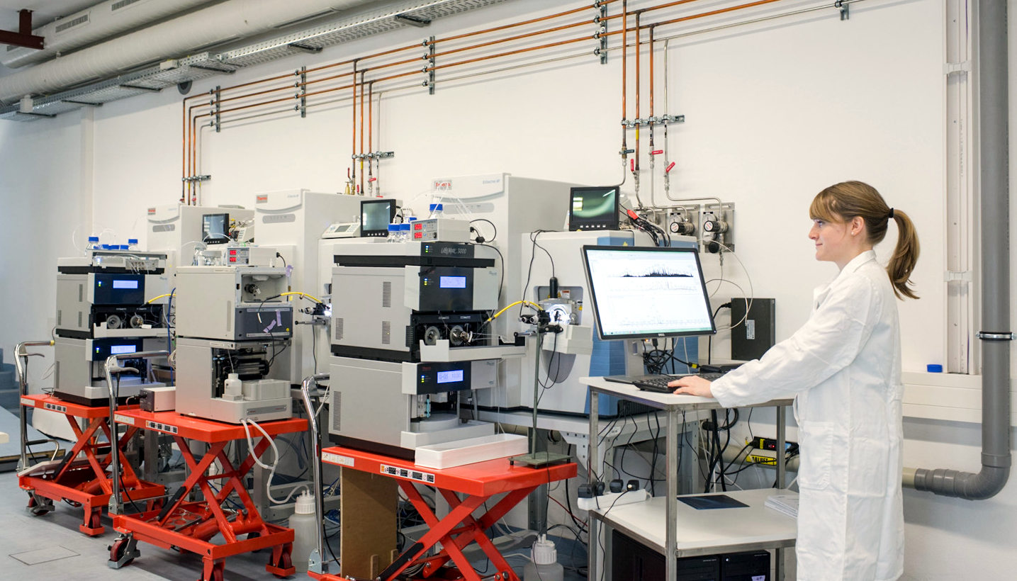 A scientist at the Chair of Proteomics and Bioanalytics working at the mass spectrometer.