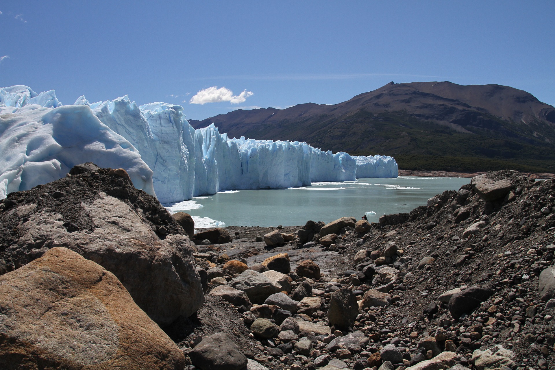 At a tipping point, the system state can change slowly or abruptly - for example, when a glacier melts.