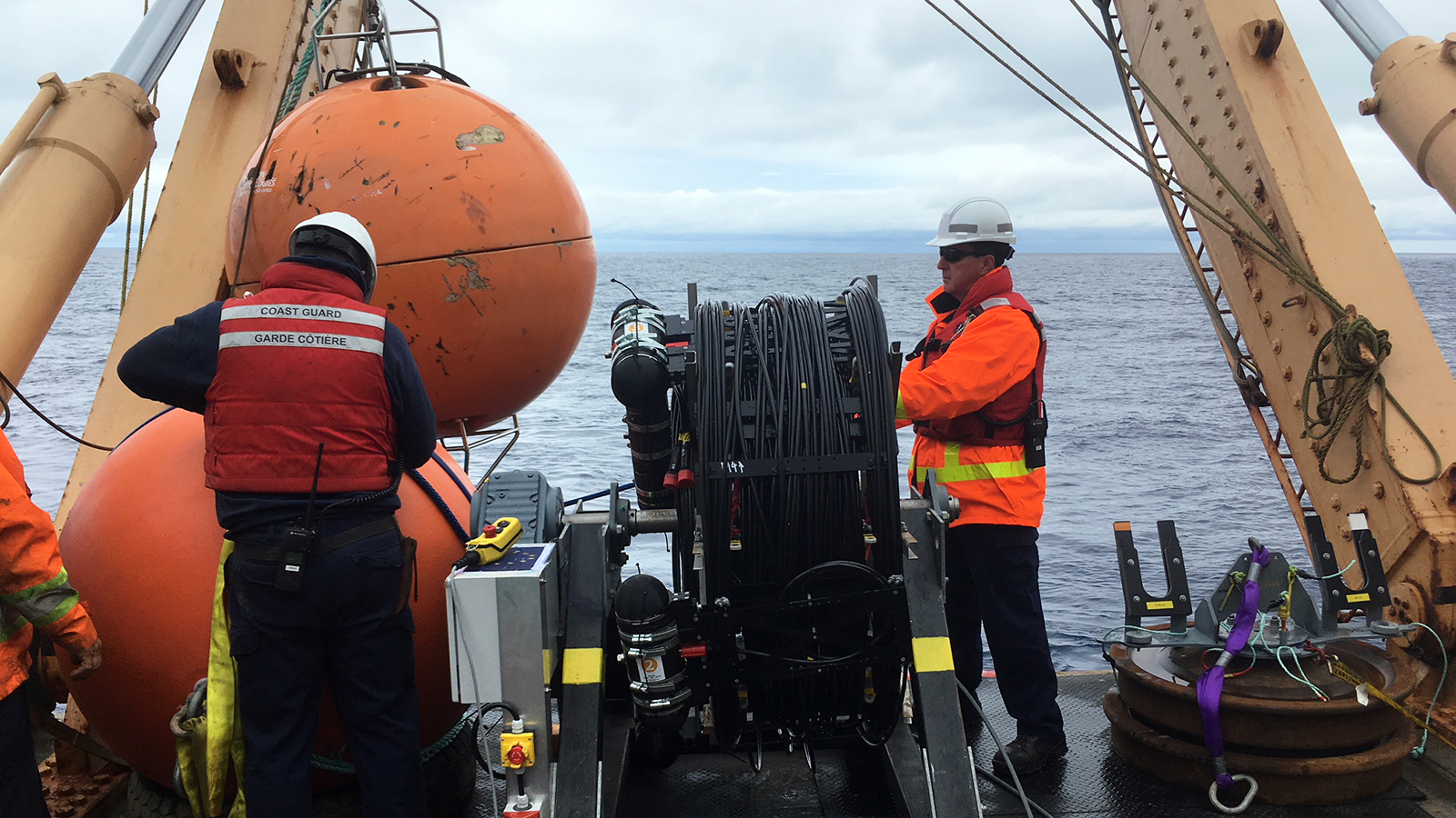 Auf der John P. Tully bereitet ein Team von Ocean Networks Canada die Verankerung des Erkundungsexperiments STRAW im Cascadia Becken im Pazifischen Ozean vor (Sommer 2018) vor. 